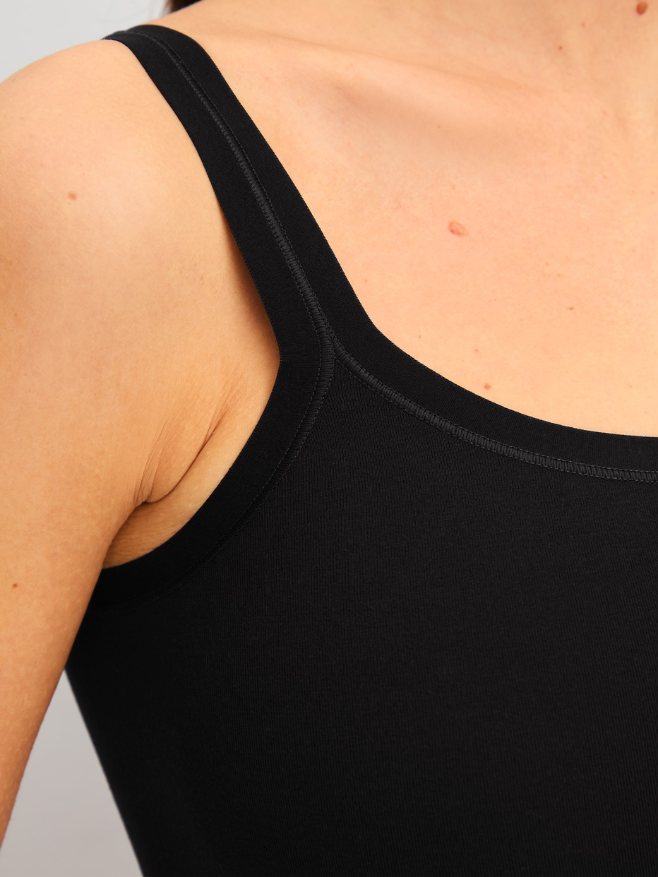 La modella / Il modello Donna indossa Top con spalline in Modal di colore Nero, Tinta unita, della serie Seamless Natural di CALIDA, Dettaglio