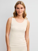 Damen-Model trägt Tank-Top aus Wolle-Seide aus Wolle in Beige, Einfarbig aus Serie True Confidence von CALIDA, Vorderansicht