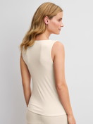 Damen-Model trägt Tank-Top aus Wolle-Seide aus Wolle in Beige, Einfarbig aus Serie True Confidence von CALIDA, Rückansicht