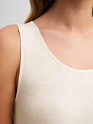 Damen-Model trägt Tank-Top aus Wolle-Seide aus Wolle in Beige, Einfarbig aus Serie True Confidence von CALIDA, Detail