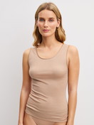 Damen-Model trägt Tank-Top aus Wolle-Seide aus Wolle in Braun, Einfarbig aus Serie True Confidence von CALIDA, Vorderansicht