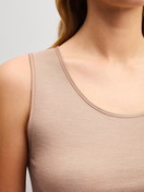 Damen-Model trägt Tank-Top aus Wolle-Seide aus Wolle in Braun, Einfarbig aus Serie True Confidence von CALIDA, Detail
