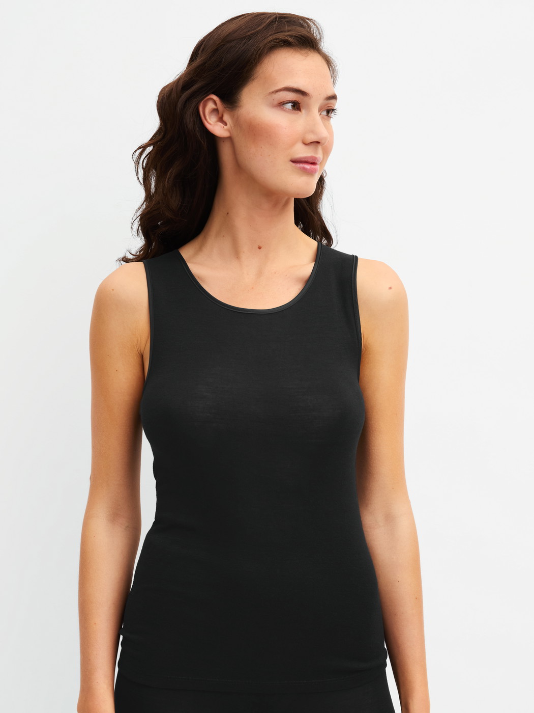 Damen-Model trägt Tank-Top aus Wolle-Seide aus Wolle in Schwarz, Einfarbig aus Serie True Confidence von CALIDA, Vorderansicht