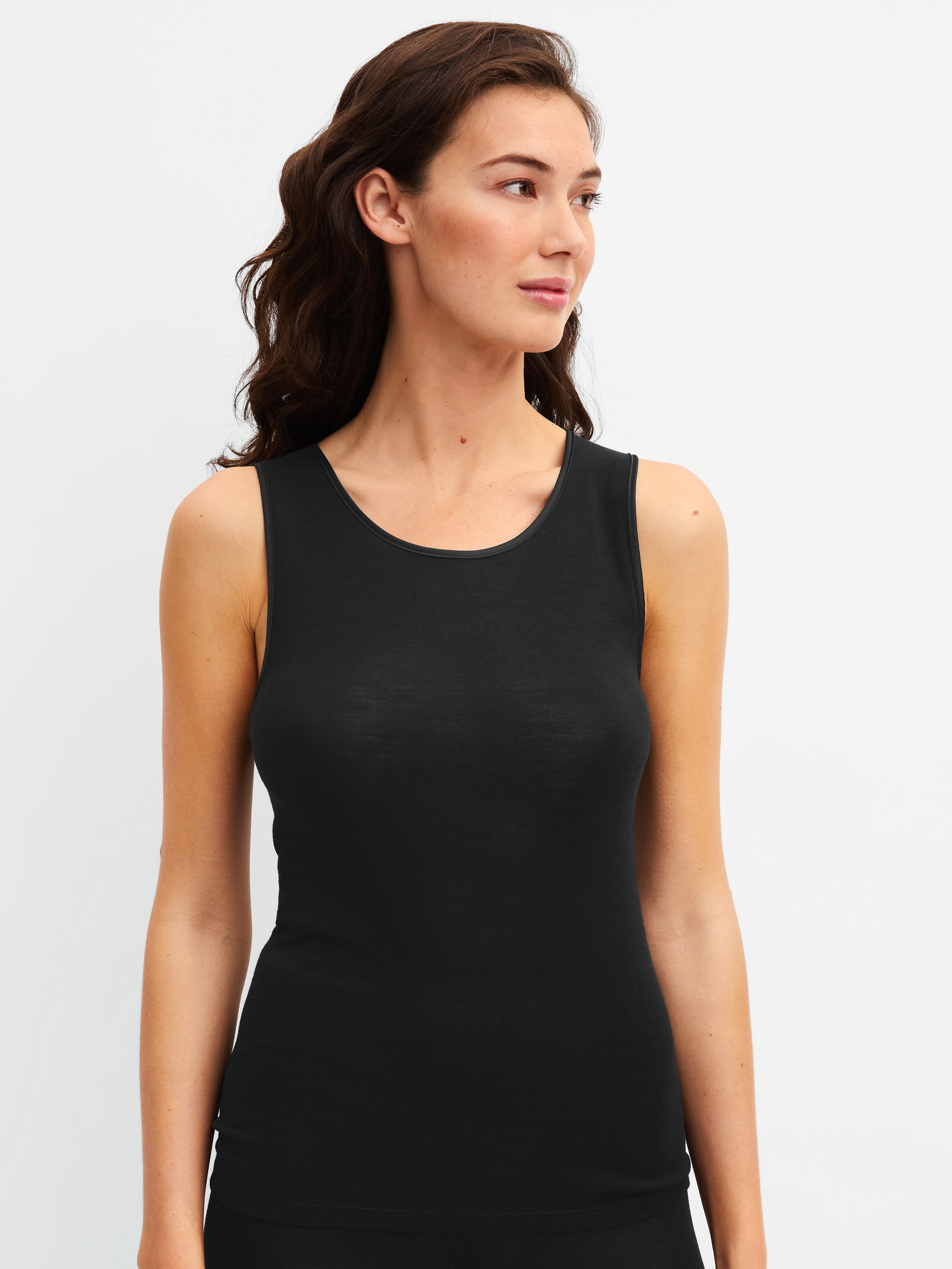 Damen-Model trägt Tank-Top aus Wolle-Seide aus Wolle in Schwarz, Einfarbig aus Serie True Confidence von CALIDA, Vorderansicht