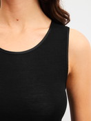 Damen-Model trägt Tank-Top aus Wolle-Seide aus Wolle in Schwarz, Einfarbig aus Serie True Confidence von CALIDA, Detail