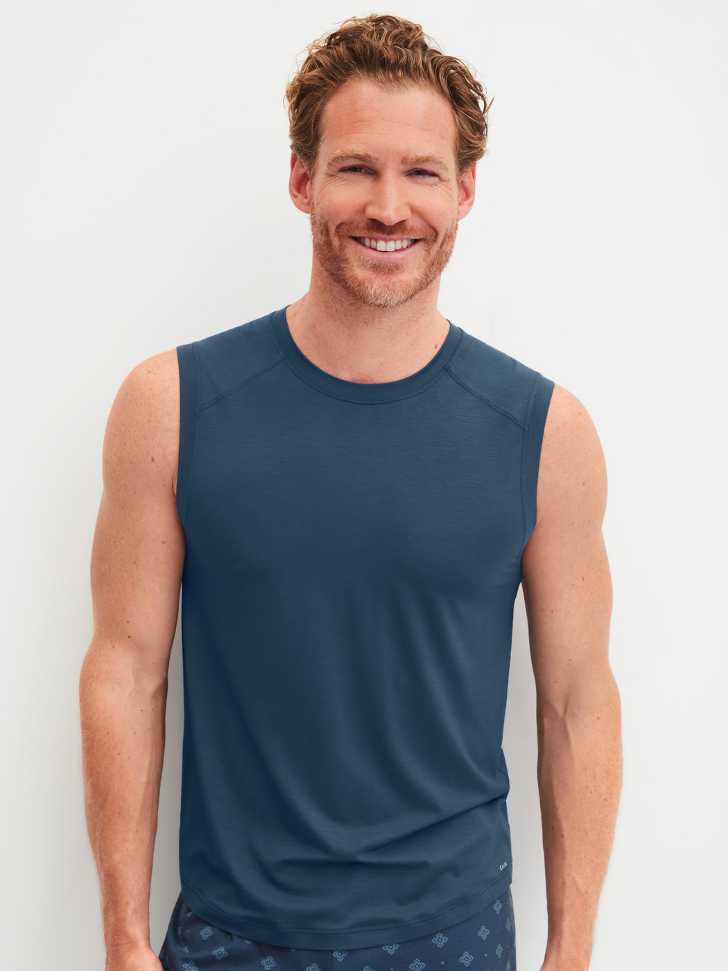 La modella / Il modello Uomo indossa Tank top in Modal di colore Blu, Tinta unita, della serie Balanced Day di CALIDA, Vista frontale