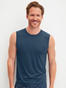 La modella / Il modello Uomo indossa Tank top in Modal di colore Blu, Tinta unita, della serie Balanced Day di CALIDA, Vista frontale