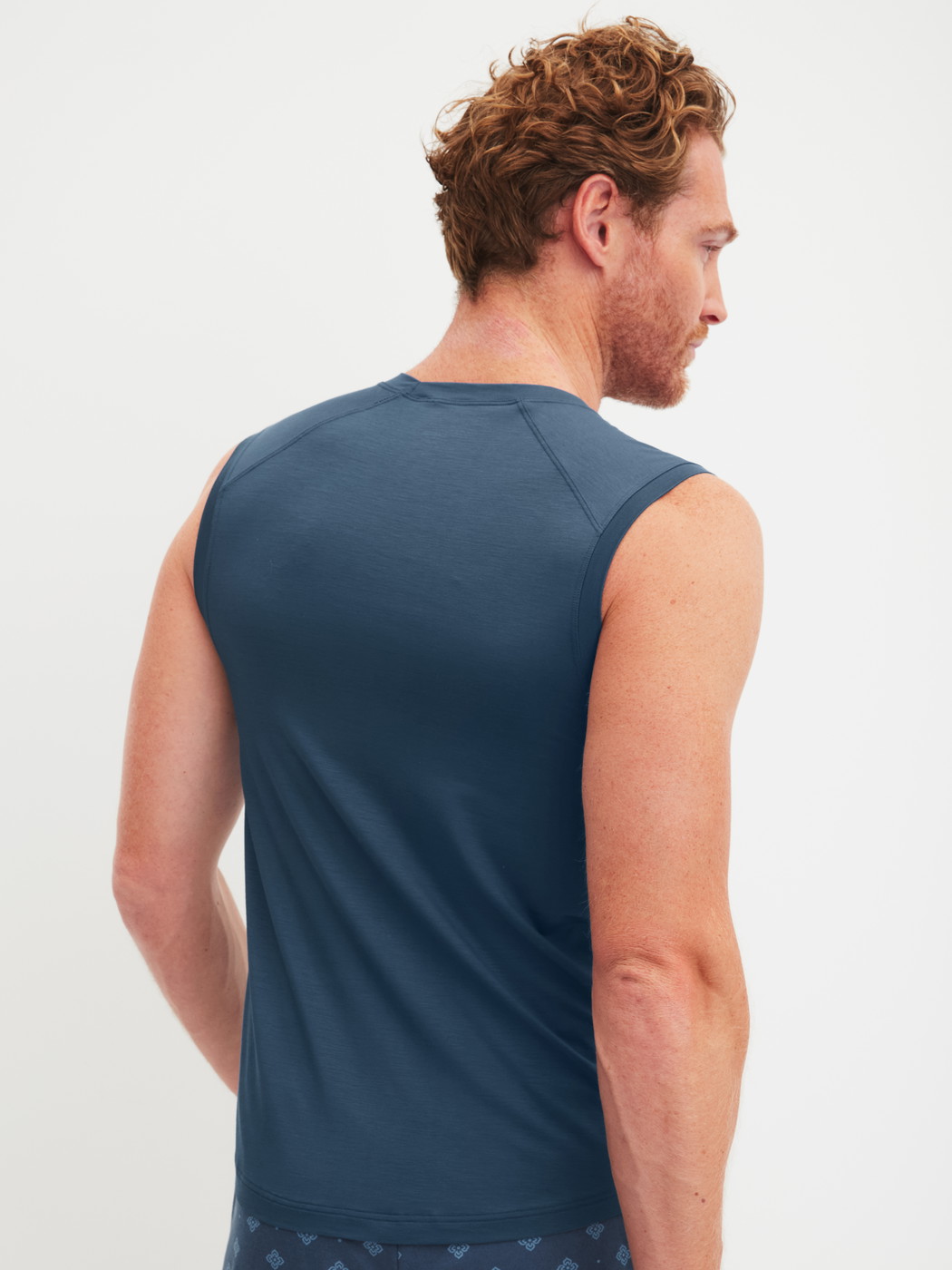 La modella / Il modello Uomo indossa Tank top in Modal di colore Blu, Tinta unita, della serie Balanced Day di CALIDA, Vista posteriore