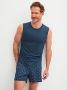 La modella / Il modello Uomo indossa Tank top in Modal di colore Blu, Tinta unita, della serie Balanced Day di CALIDA, Abbigliamento