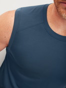La modella / Il modello Uomo indossa Tank top in Modal di colore Blu, Tinta unita, della serie Balanced Day di CALIDA, Dettaglio