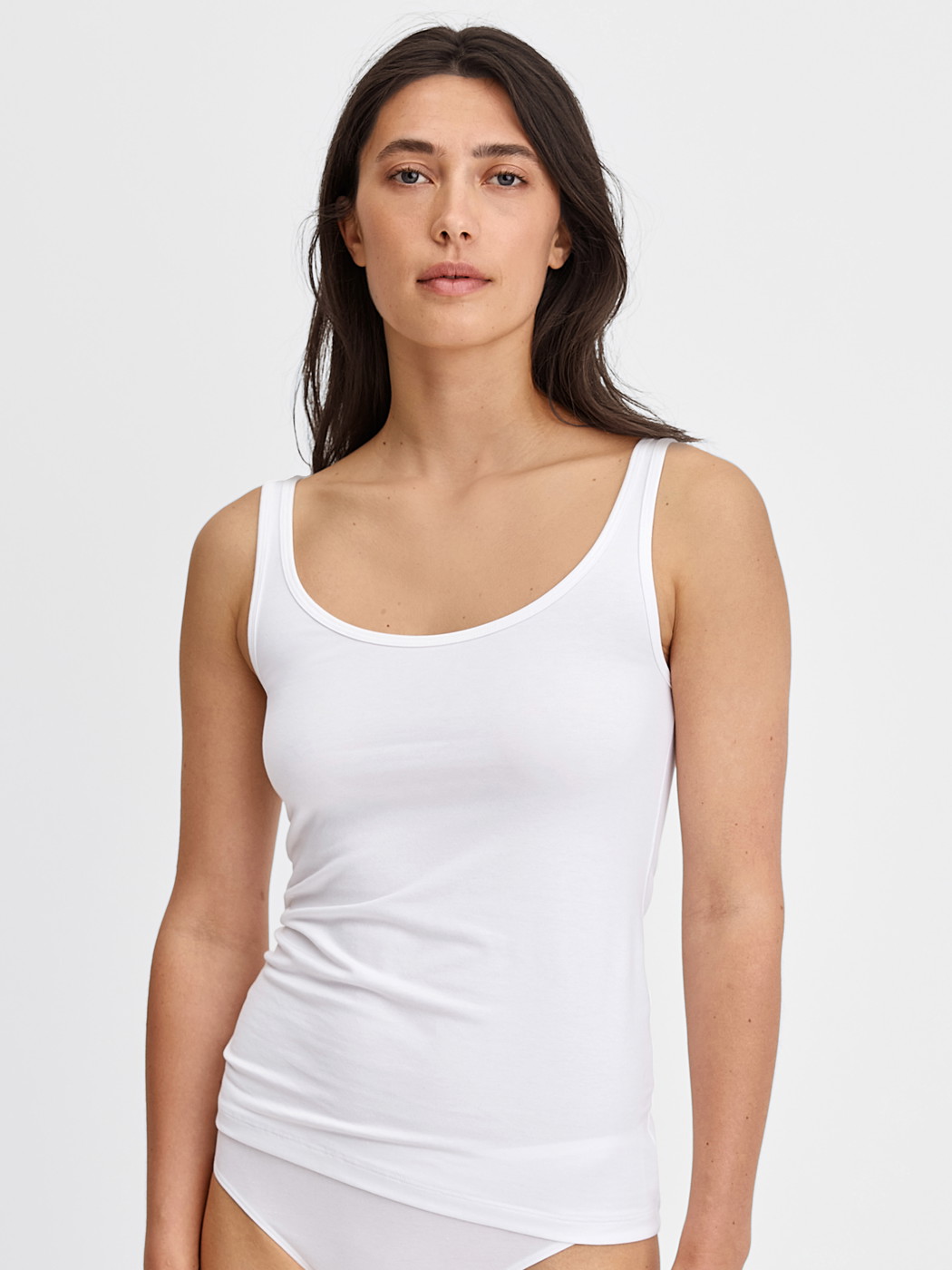 La modella / Il modello Donna indossa Tank top in Cotone di colore Bianco, Tinta unita, della serie Essential Cotton di CALIDA, Vista frontale