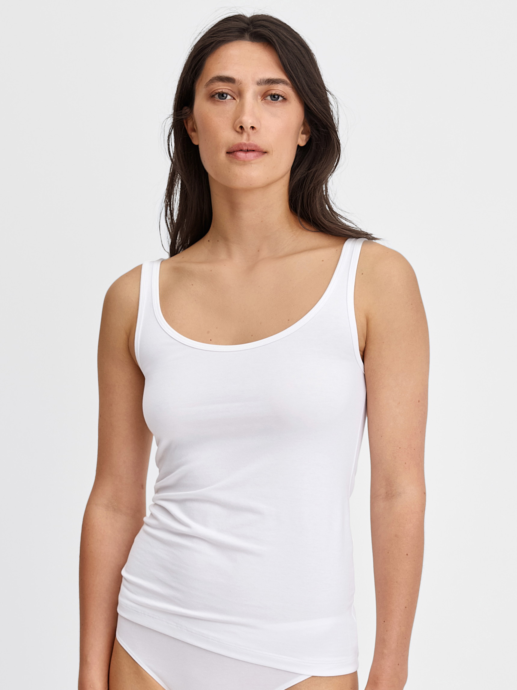 La modella / Il modello Donna indossa Tank top in Cotone di colore Bianco, Tinta unita, della serie Essential Cotton di CALIDA, Vista frontale