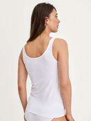 La modella / Il modello Donna indossa Tank top in Cotone di colore Bianco, Tinta unita, della serie Essential Cotton di CALIDA, Vista posteriore