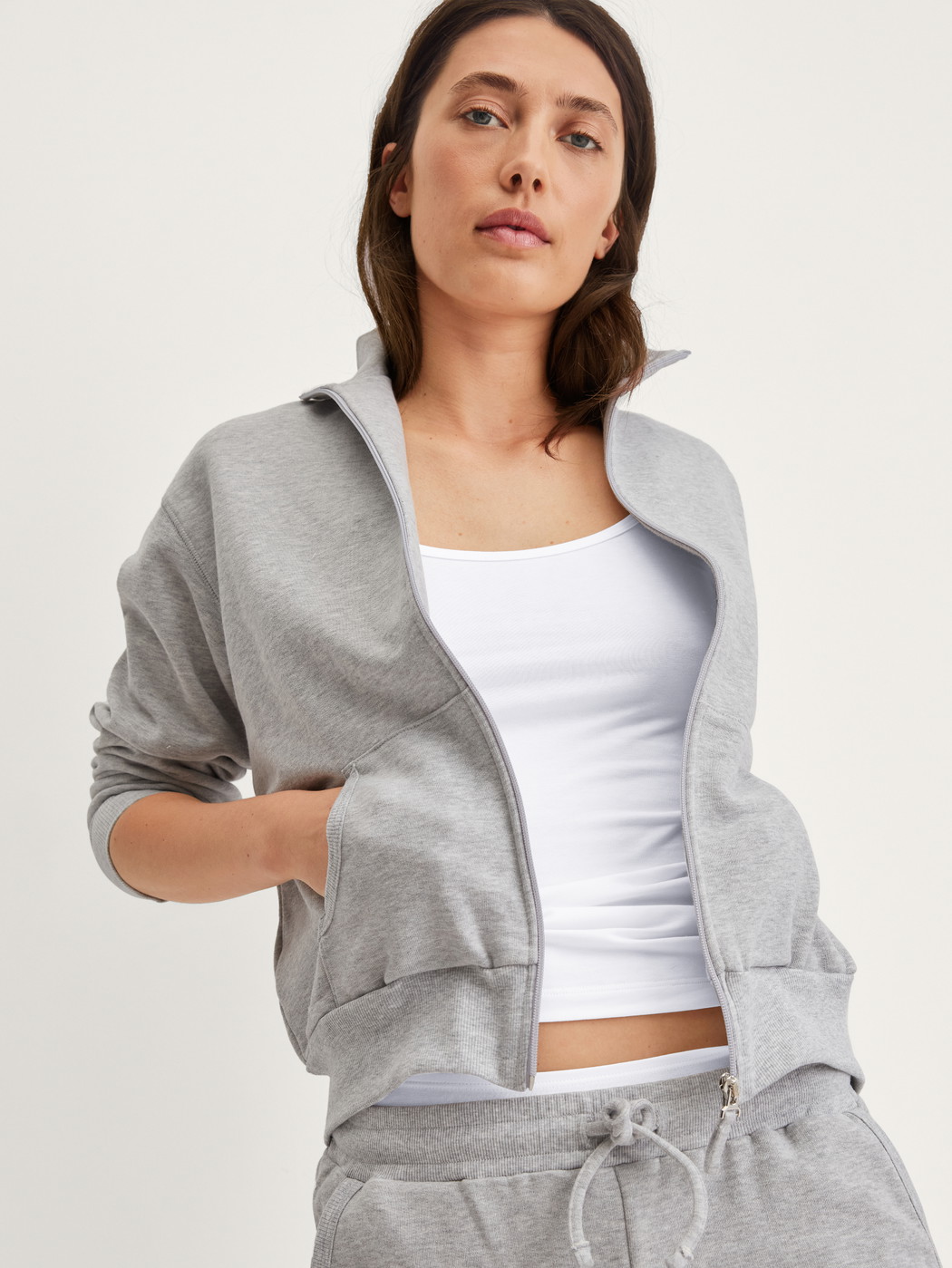 La modella / Il modello Donna indossa Tank top in Cotone di colore Bianco, Tinta unita, della serie Essential Cotton di CALIDA, Immagine aggiuntiva