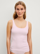 Le mannequin Femme porte le/la Débardeur en Coton de couleur Rose, Unicolore, de la série Essential Cotton de CALIDA, Vue de face