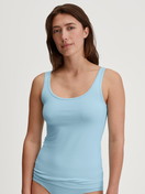 Le mannequin Femme porte le/la Débardeur en Coton de couleur Bleu, Unicolore, de la série Essential Cotton de CALIDA, Vue de face