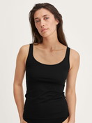 Le mannequin Femme porte le/la Débardeur en Coton de couleur Noir, Unicolore, de la série Essential Cotton de CALIDA, Vue de face
