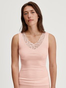 Le mannequin Femme porte le/la Débardeur en laine-soie en Laine de couleur Rose, Dentelle, de la série Silky Wool Joy de CALIDA, Vue de face