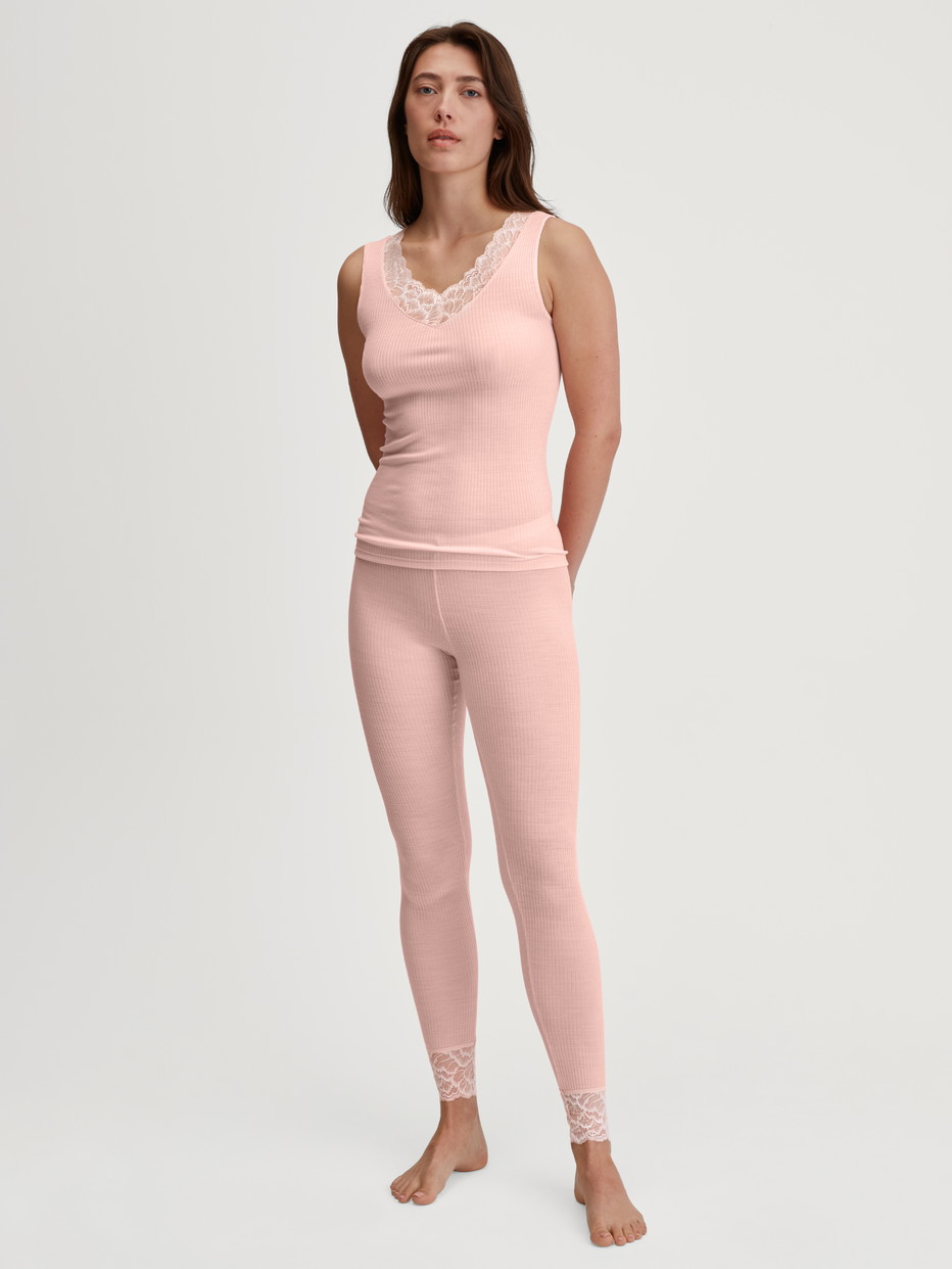 Damen-Model trägt Tank-Top aus Wolle-Seide aus Wolle in Rosa, Spitze aus Serie Silky Wool Joy von CALIDA, Outfit