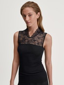 Le mannequin Femme porte le/la Débardeur en laine-soie en Dentelle de couleur Noir, Dentelle, de la série Silky Wool Glam de CALIDA, Vue de face