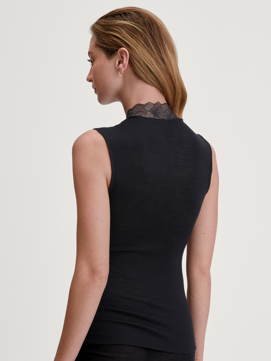 Damen-Model trägt Tank-Top aus Wolle-Seide aus Spitze in Schwarz, Spitze aus Serie Silky Wool Glam von CALIDA, Rückansicht