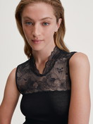 Le mannequin Femme porte le/la Débardeur en laine-soie en Dentelle de couleur Noir, Dentelle, de la série Silky Wool Glam de CALIDA, Détail