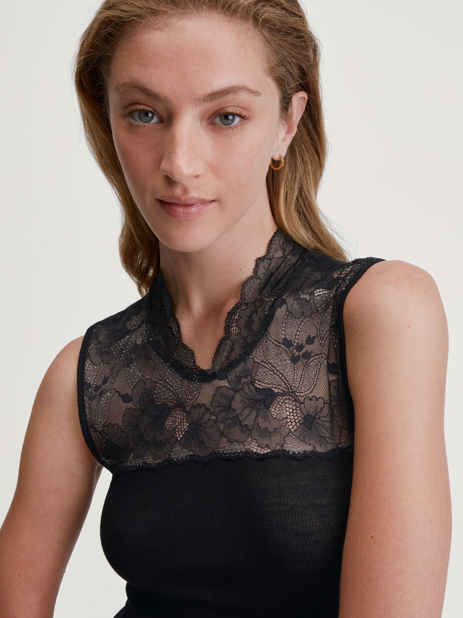 Damen-Model trägt Tank-Top aus Wolle-Seide aus Spitze in Schwarz, Spitze aus Serie Silky Wool Glam von CALIDA, Detail