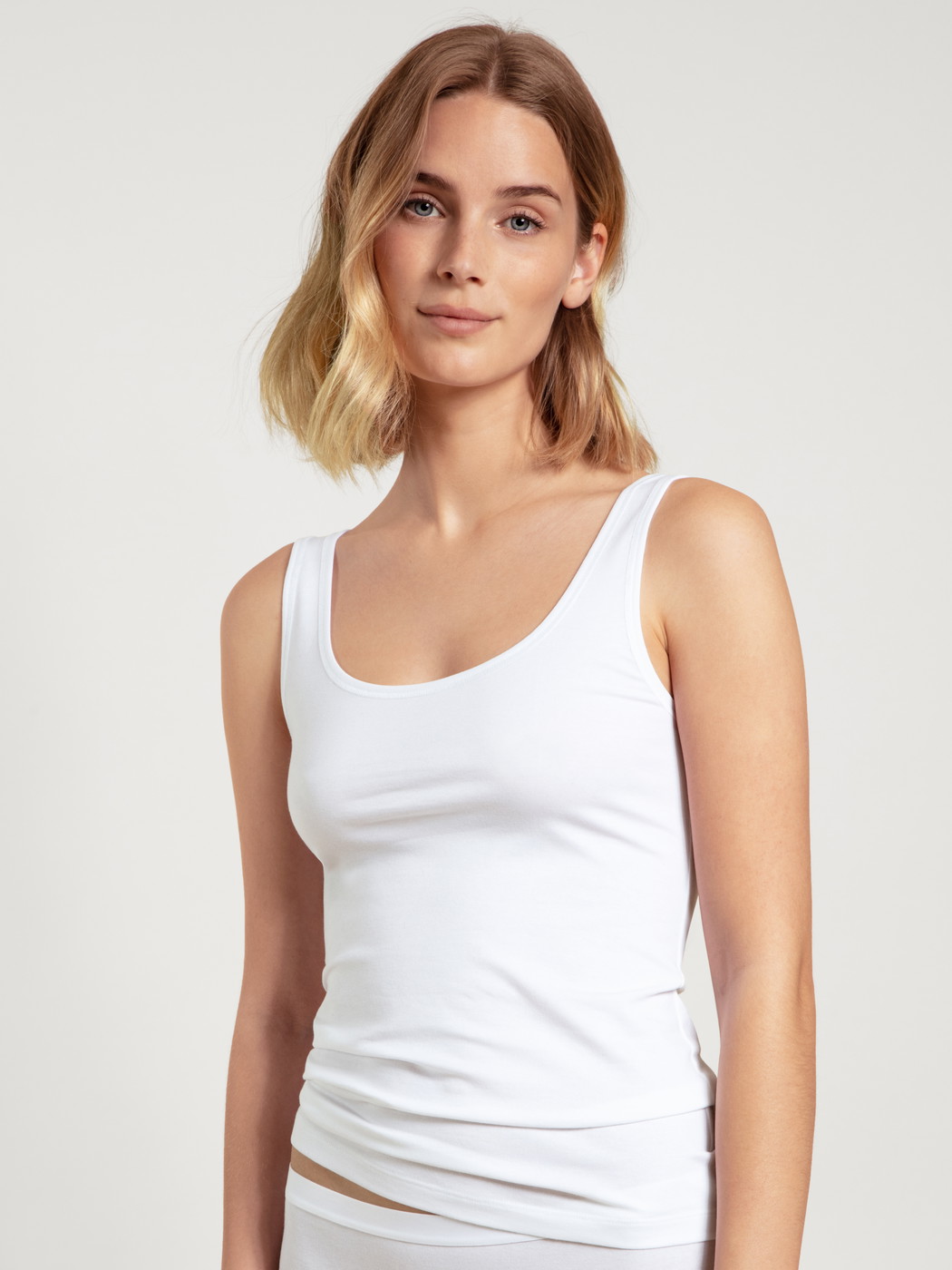 La modella / Il modello Donna indossa Canottiera, set da 2 in Cotone di colore Bianco, Tinta unita, della serie Benefit Women di CALIDA, Vista frontale