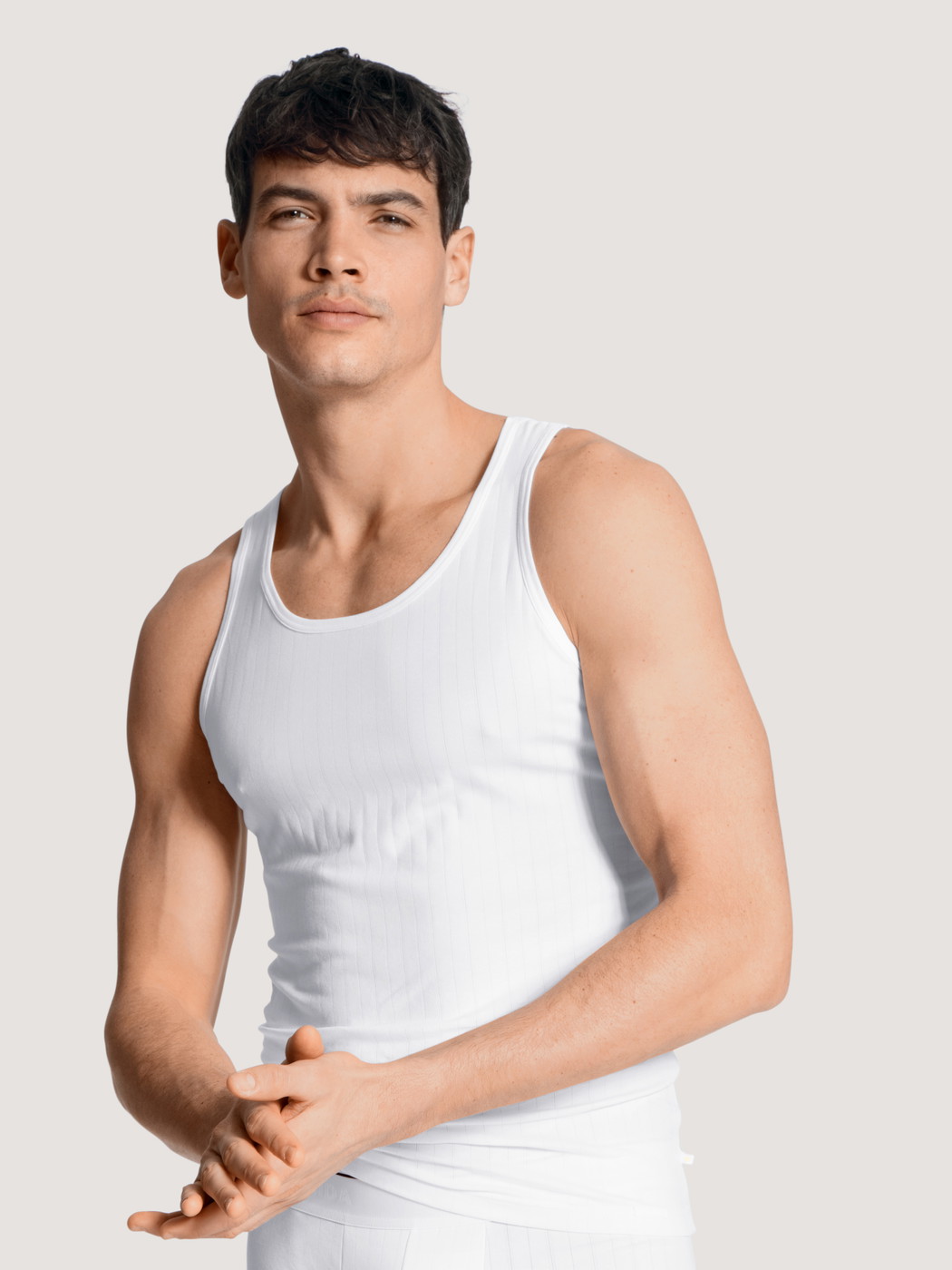 Herren-Model trägt Tank-Top aus Baumwolle in Weiß, Einfarbig aus Serie Pure & Style von CALIDA, Vorderansicht