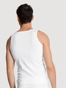Herren-Model trägt Tank-Top aus Baumwolle in Weiß, Einfarbig aus Serie Pure & Style von CALIDA, Rückansicht