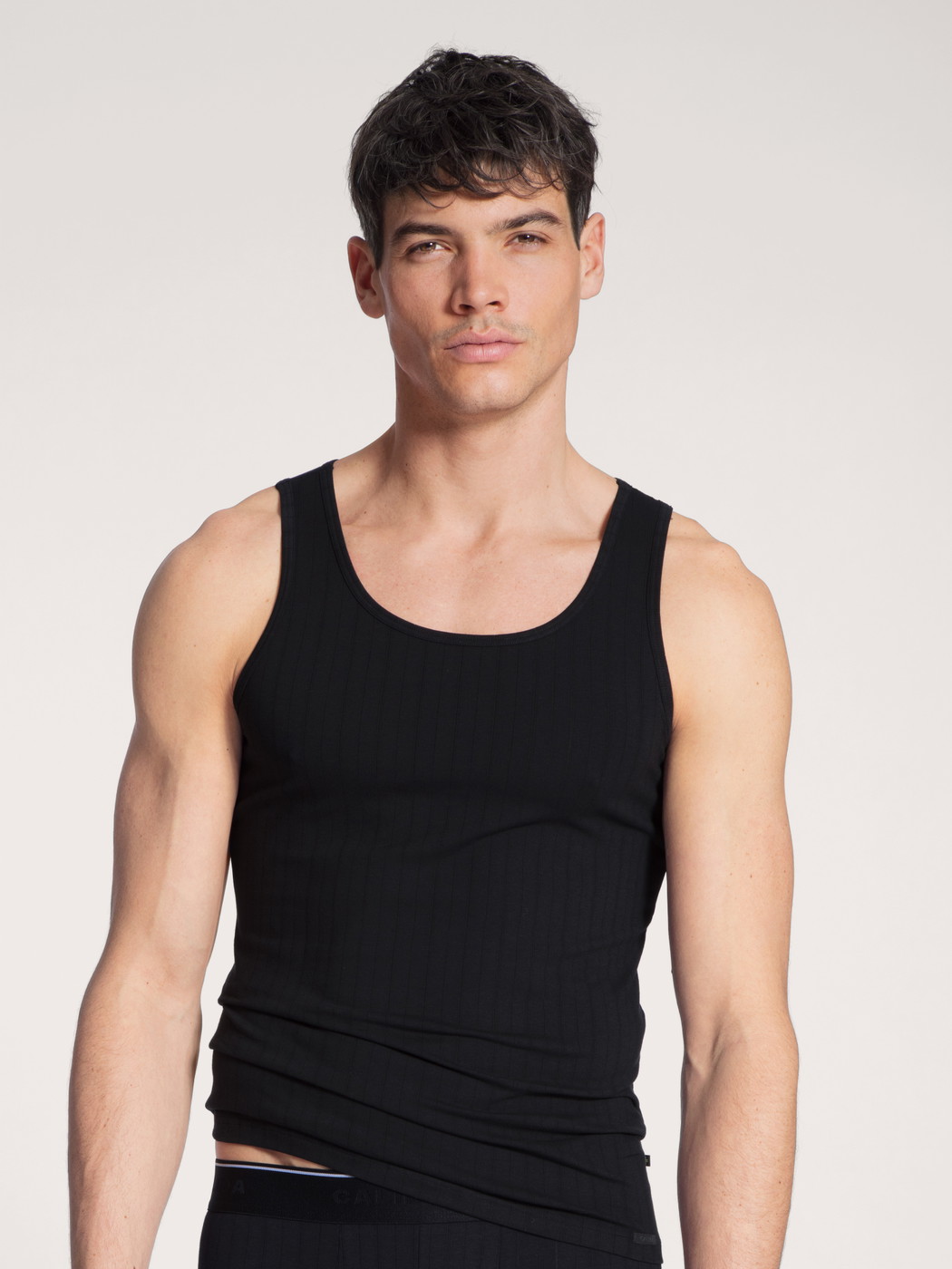 Herren-Model trägt Tank-Top aus Baumwolle in Schwarz, Einfarbig aus Serie Pure & Style von CALIDA, Vorderansicht