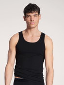 Herren-Model trägt Tank-Top aus Baumwolle in Schwarz, Einfarbig aus Serie Pure & Style von CALIDA, Vorderansicht