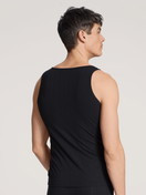 Herren-Model trägt Tank-Top aus Baumwolle in Schwarz, Einfarbig aus Serie Pure & Style von CALIDA, Rückansicht