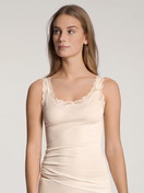 Le mannequin Femme porte le/la Débardeur en Laine de couleur Beige, Dentelle, de la série Richesse Lace de CALIDA, Vue de face