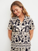 Damen-Model trägt Kurzarm-Shirt mit Knöpfen aus 100% Baumwolle in Schwarz, Floral aus Serie Favourites Layering von CALIDA, Vorderansicht
