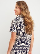 Damen-Model trägt Kurzarm-Shirt mit Knöpfen aus 100% Baumwolle in Schwarz, Floral aus Serie Favourites Layering von CALIDA, Rückansicht