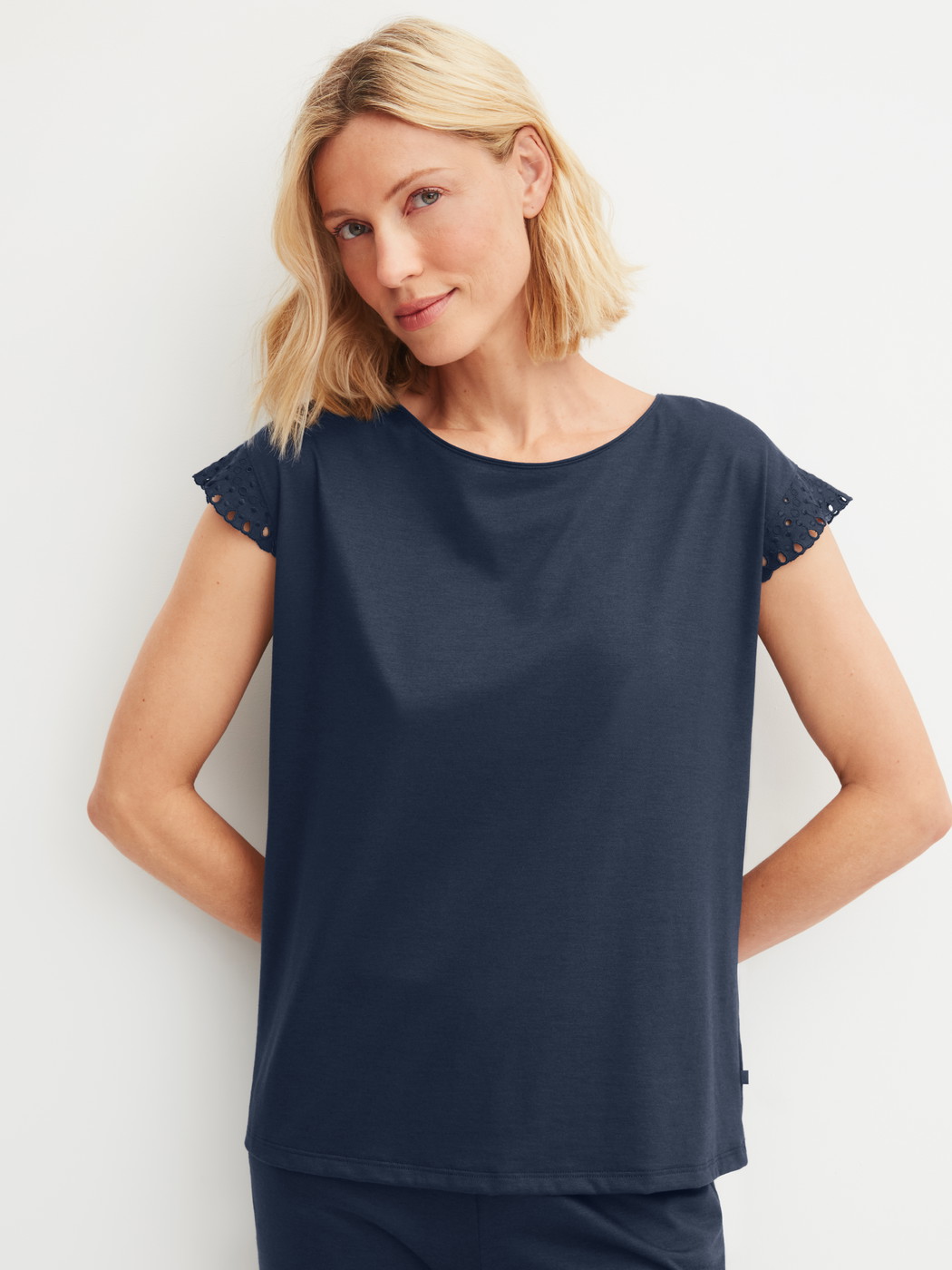 Damen-Model trägt Kurzarm-Shirt mit Flügelärmeln aus Baumwolle in Blau, Einfarbig aus Serie Favourites Tiles von CALIDA, Vorderansicht