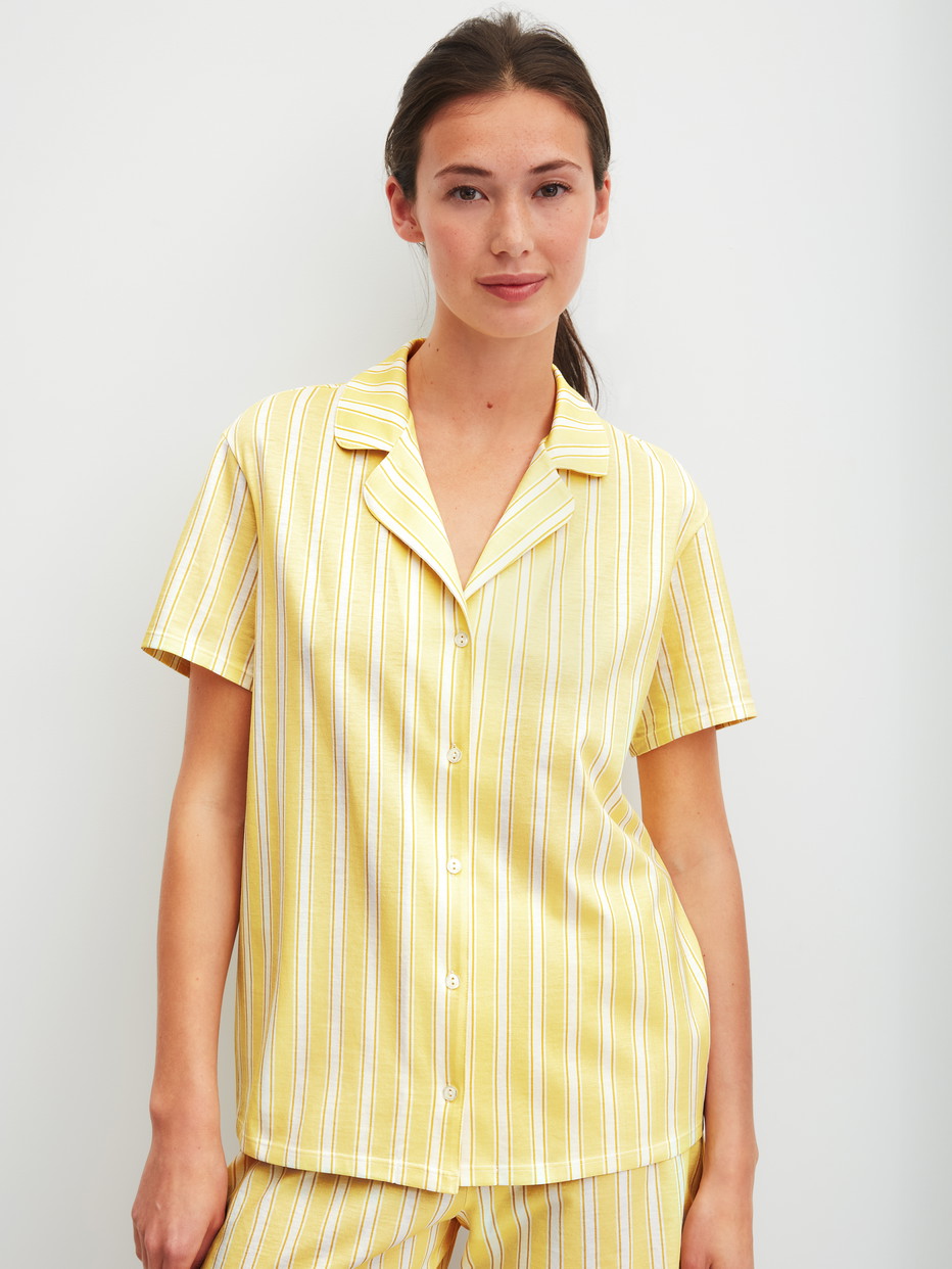 Damen-Model trägt Kurzarm-Shirt mit Knöpfen aus 100% Baumwolle in Gelb, Gestreift aus Serie Favourites Ocean von CALIDA, Vorderansicht