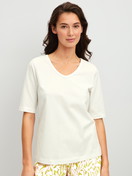 Le mannequin Femme porte le/la T-shirt à manches courtes et col en V en 100% coton de couleur Blanc, Unicolore, de la série Late Bloom M&M de CALIDA, Vue de face