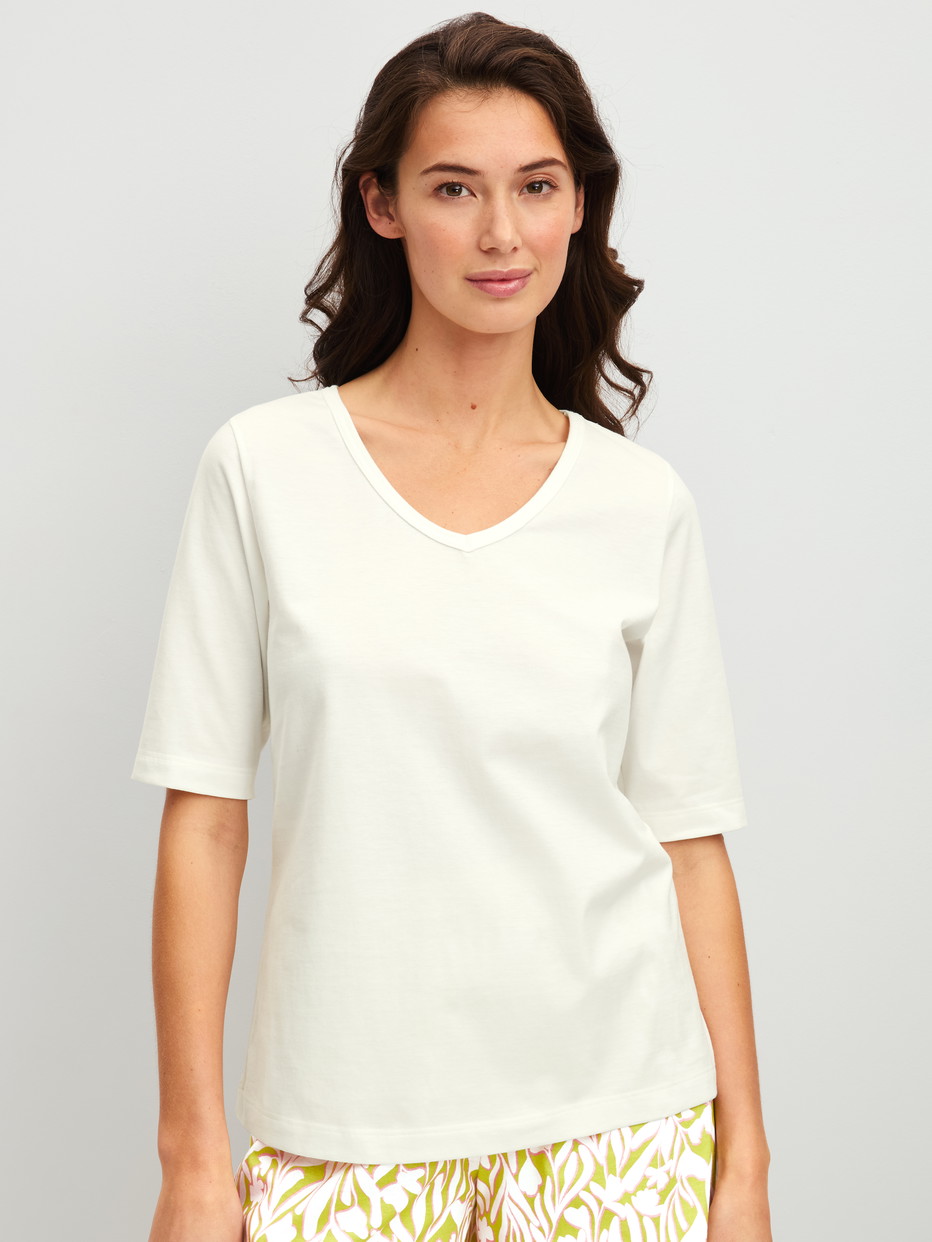 Damen-Model trägt T-shirt mit V-Neck aus 100% Baumwolle in Weiß, Einfarbig aus Serie Late Bloom M&M von CALIDA, Vorderansicht