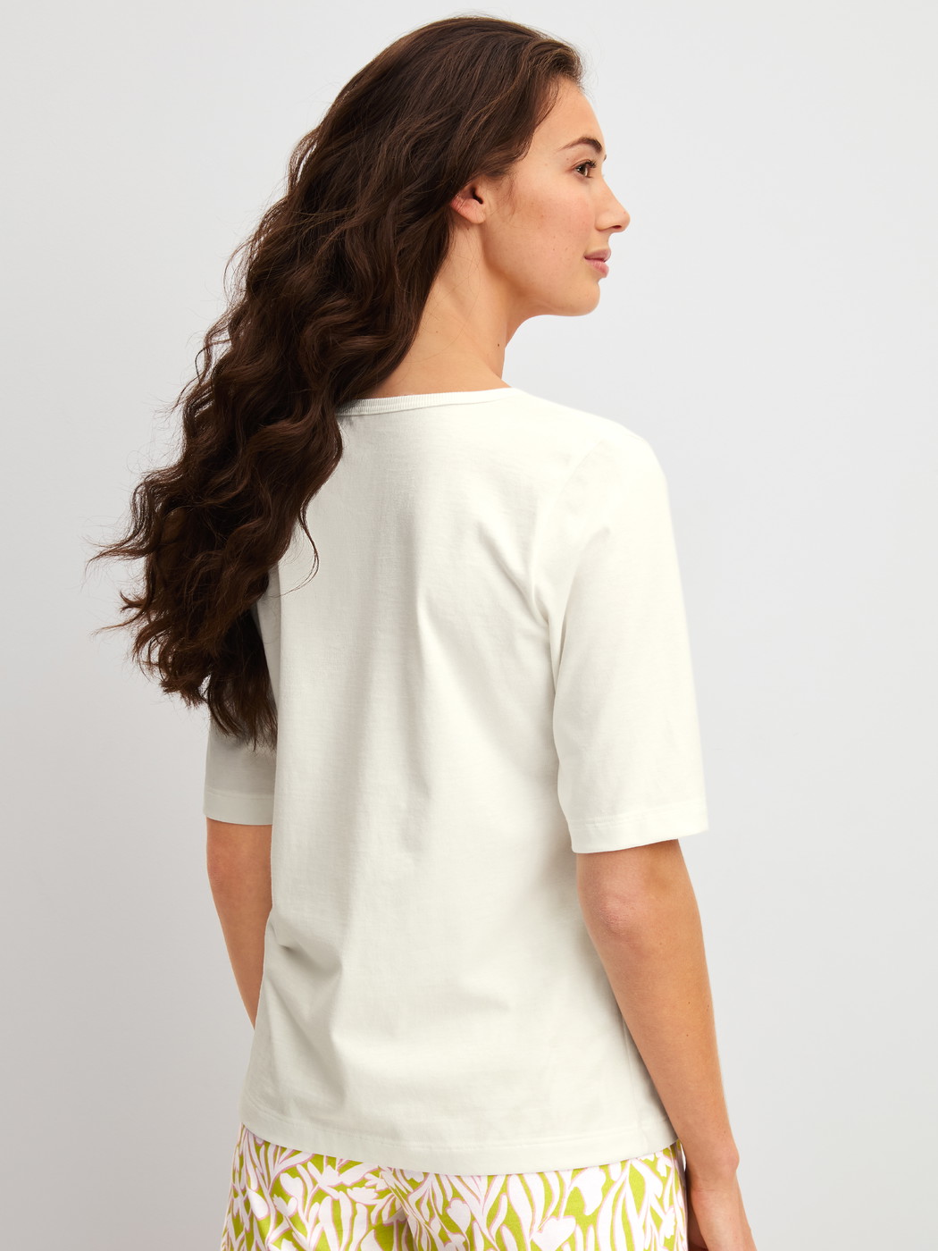 Le mannequin Femme porte le/la T-shirt à manches courtes et col en V en 100% coton de couleur Blanc, Unicolore, de la série Late Bloom M&M de CALIDA, Vue arrière