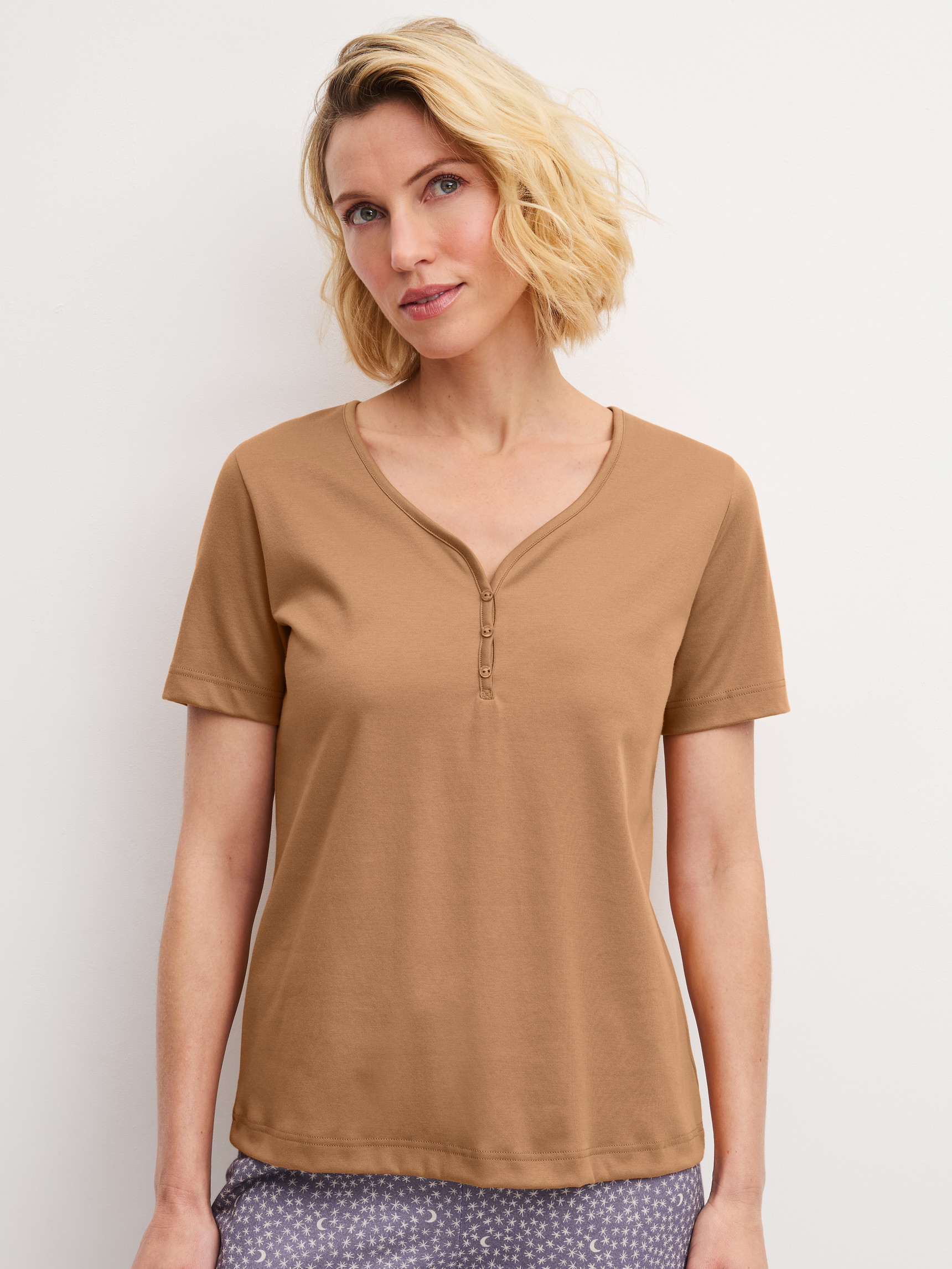 Damen-Model trägt Kurzarm-Shirt aus 100% Baumwolle in Braun, Einfarbig aus Serie Sleep Over M&M von CALIDA, Vorderansicht