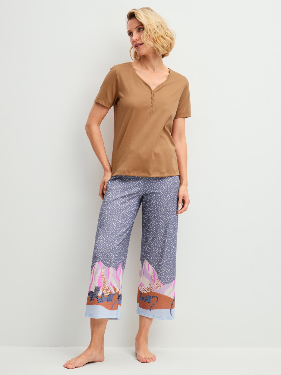 La modella / Il modello Donna indossa  in 100% cotone di colore Marrone, Tinta unita, della serie Sleep Over M&M di CALIDA, Abbigliamento