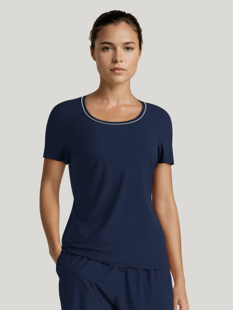 Damen-Model trägt Kurzarm-Shirt aus Lyocell in Blau, Einfarbig aus Serie Favourites Xtra von CALIDA, Vorderansicht, KI-generiertes Bild
