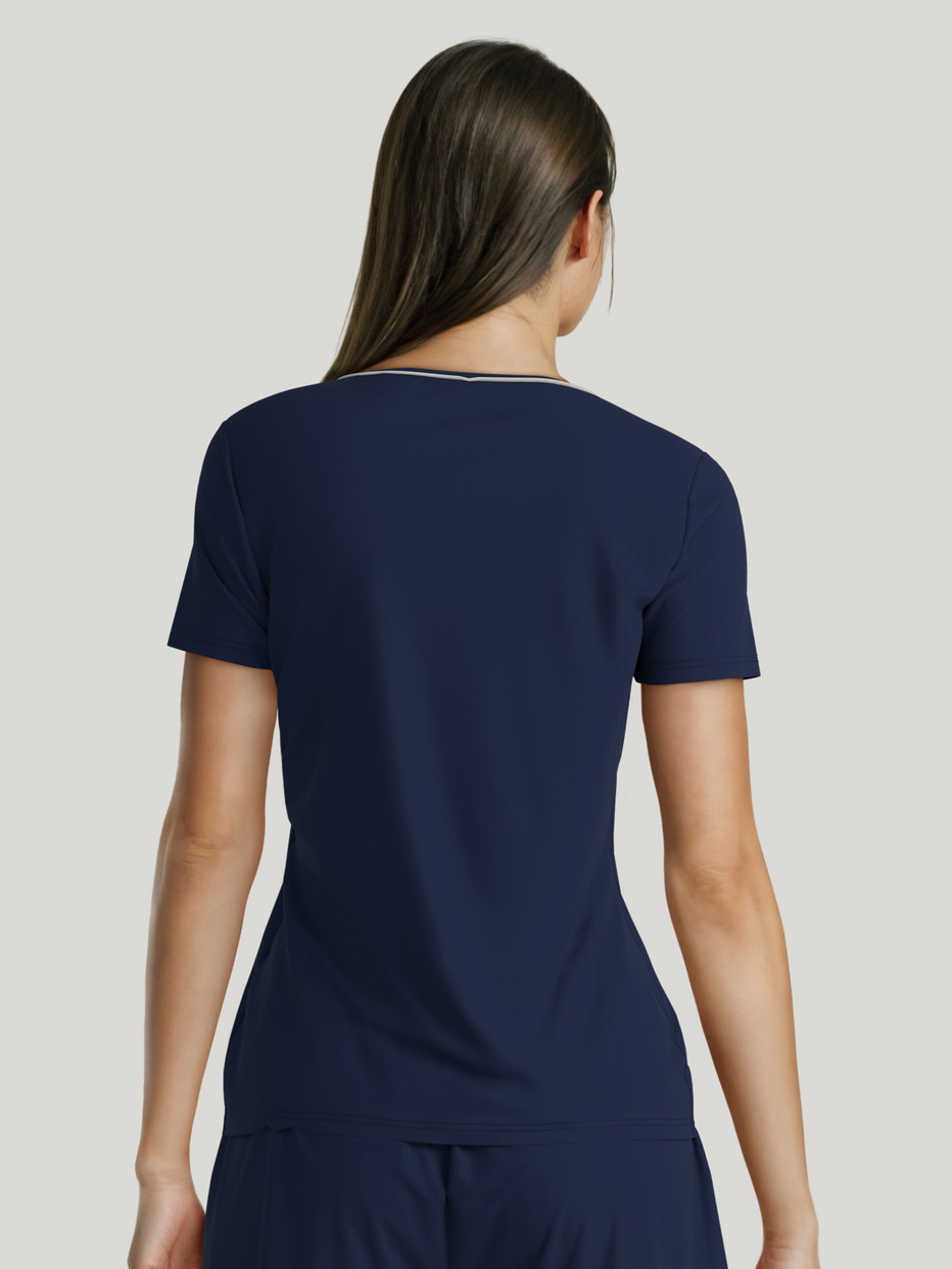 Damen-Model trägt Kurzarm-Shirt aus Lyocell in Blau, Einfarbig aus Serie Favourites Xtra von CALIDA, Rückansicht, KI-generiertes Bild