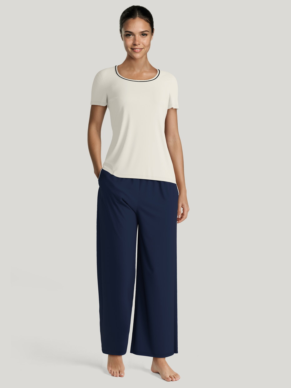 Damen-Model trägt Kurzarm-Shirt aus Lyocell in Weiß, Einfarbig aus Serie Favourites Xtra von CALIDA, Vorderansicht, KI-generiertes Bild