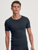 Herren-Model trägt Kurzarm-Shirt, Rundhals aus Modal in Blau, Einfarbig aus Serie Balanced Day von CALIDA, Vorderansicht