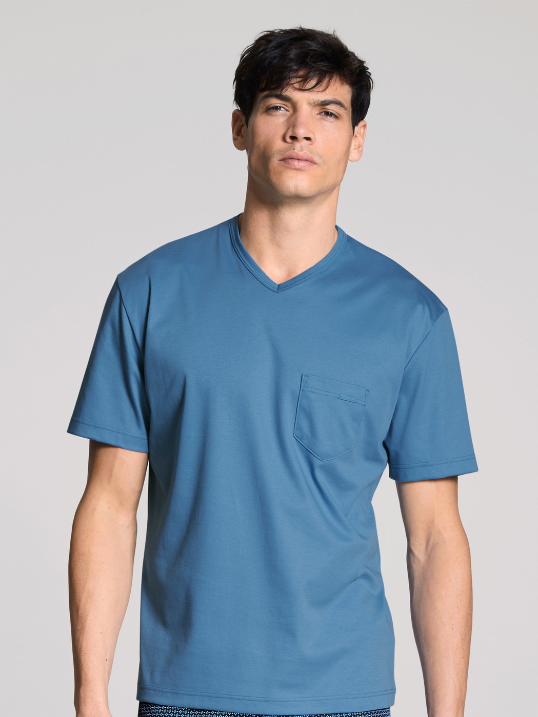 Men model is wearing Short-sleeve shirt made of 100% Cotton in Blue, Unicoloured from the Remix Xtra series by CALIDA, Front view