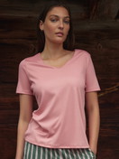Le mannequin Femme porte le/la T-Shirt à manches courtes en 100% coton de couleur Rose, Unicolore, de la série Favourites Ground de CALIDA, Vue de face