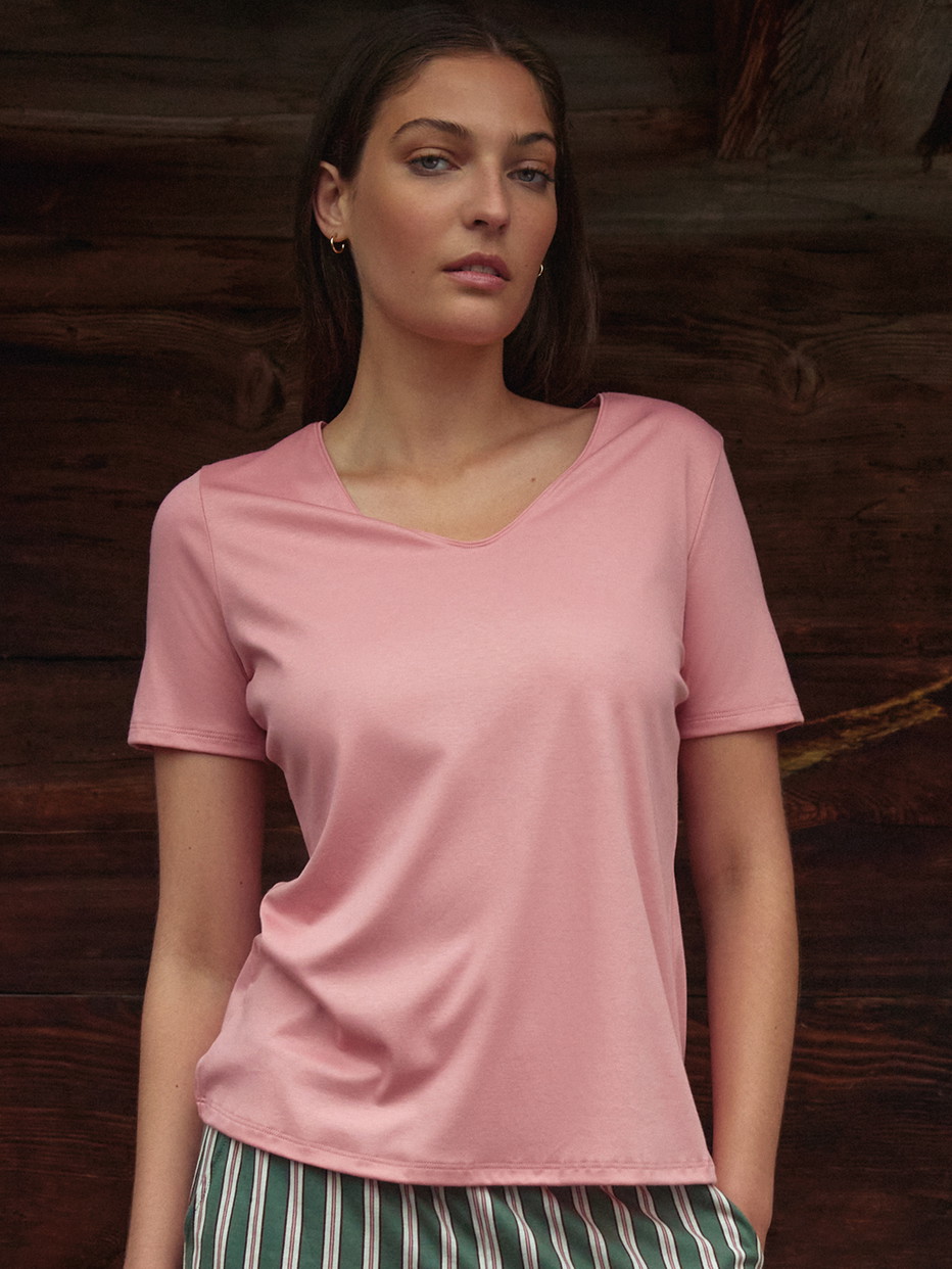 Damen-Model trägt Kurzarm-Shirt, V-Neck aus 100% Baumwolle in Rosa, Einfarbig aus Serie Favourites Ground von CALIDA, Vorderansicht